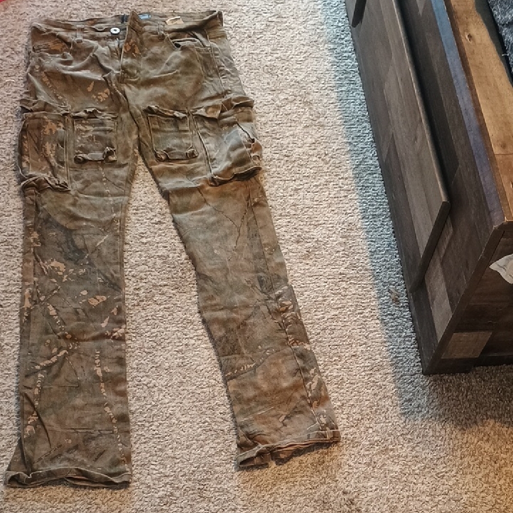 Men's Distressed Cargo Jeans in Olive Brown